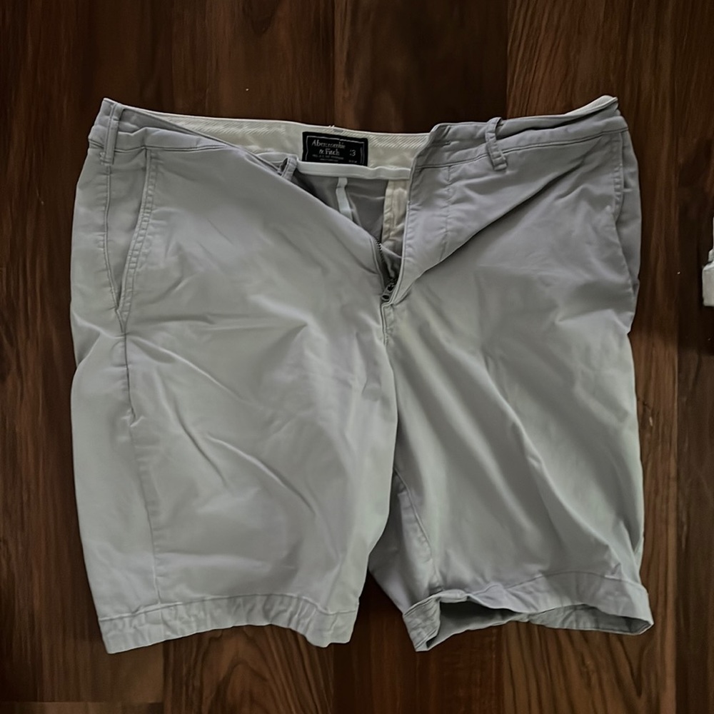abercrombie and fitch shorts. hit just above the knee. 33w